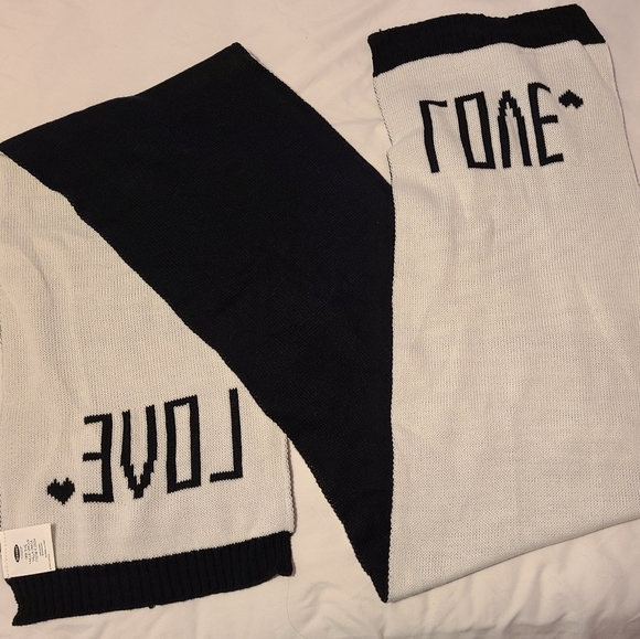 Black and White "LOVE" Scarf EUC - Picture 2 of 3